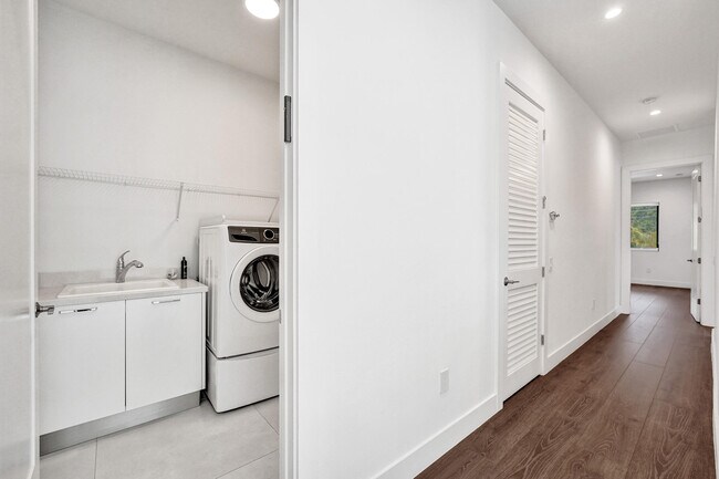 Building Photo - 5939 Brookfield Cir W
