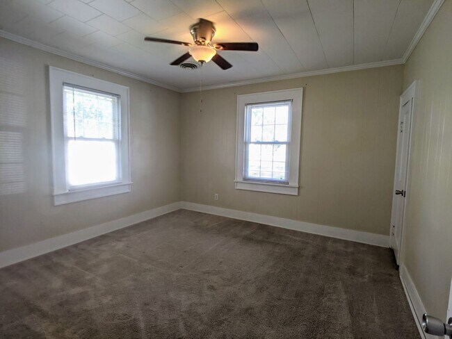 Building Photo - Lovely 3 Bedroom Rambler