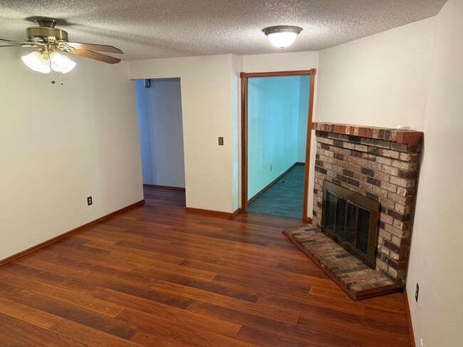 Building Photo - Beautiful 3 Bedroom Ranch Style House with...