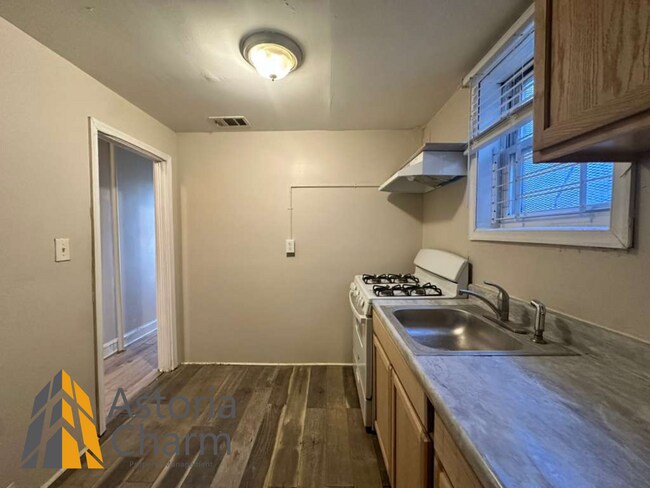 Building Photo - 910 Edmondson Ave