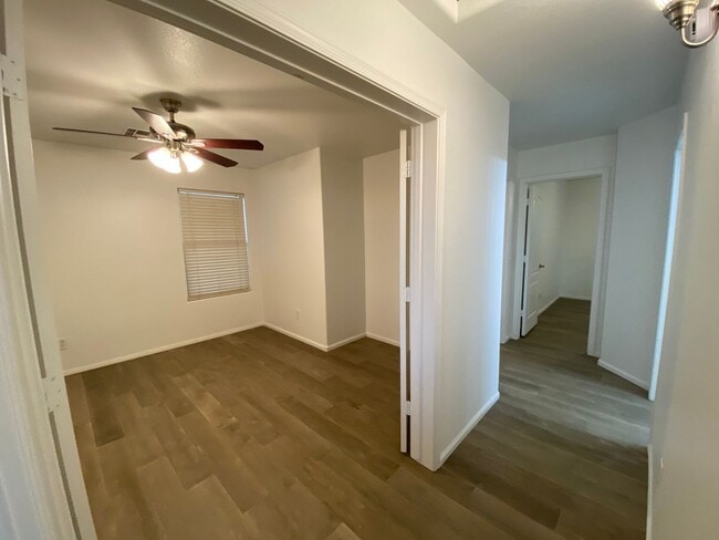 Building Photo - Enjoy Golf Course Living: Refreshed 4-Bedr...