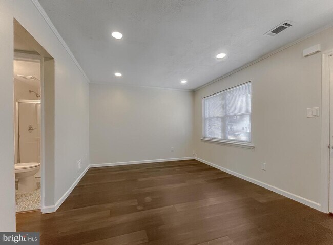 Building Photo - 11859 Oak Manor Dr