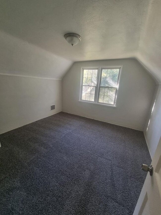 Building Photo - Spacious Newly Renovated 3BD 1 1/2BA House