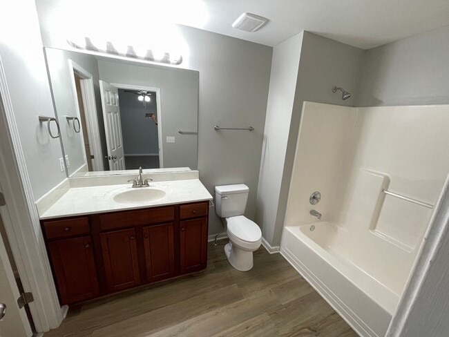 Building Photo - Brick Home in Desirable Neigborhood