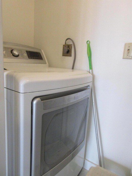 Building Photo - 859 Jeffery St