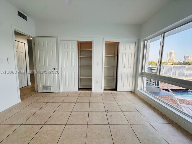 Building Photo - 946 Bay Dr E