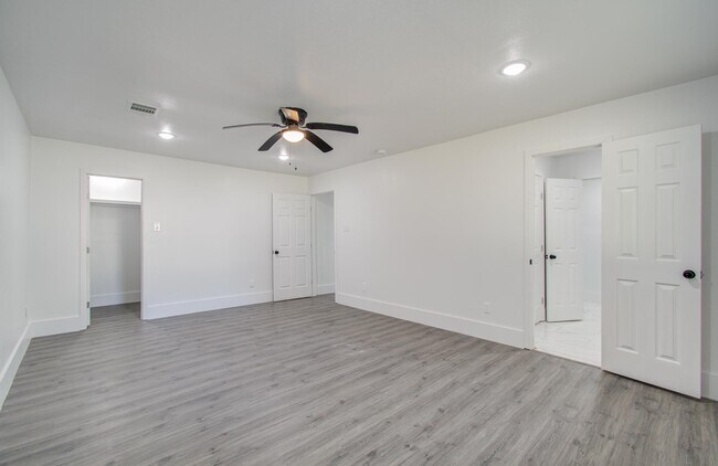 Building Photo - 595 River Plantation Dr