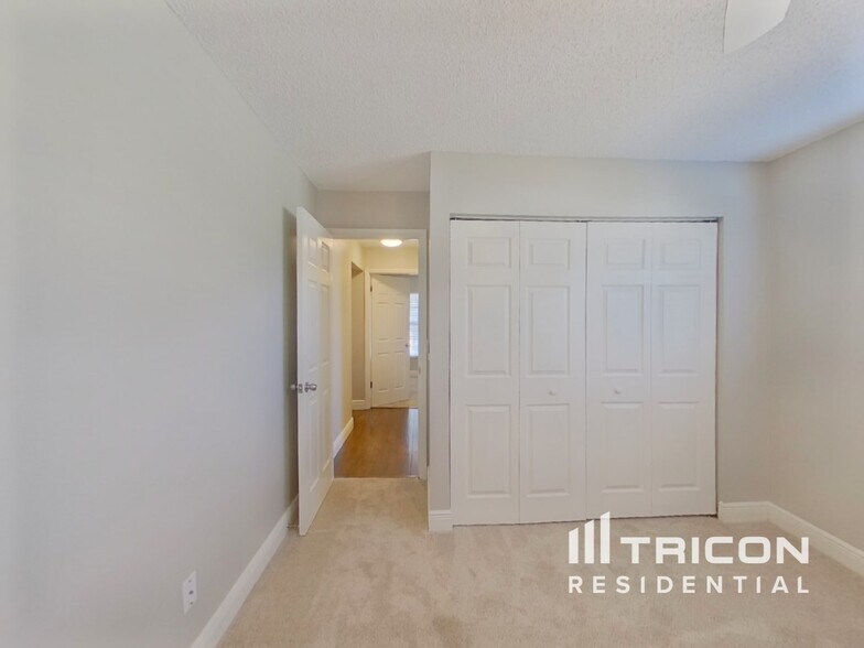 Building Photo - 1906 Radcliffe Dr N