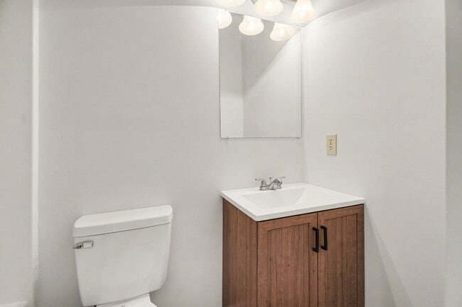 Building Photo - AVAILABLE NOW-3 Bedroom Split foyer in Stafford