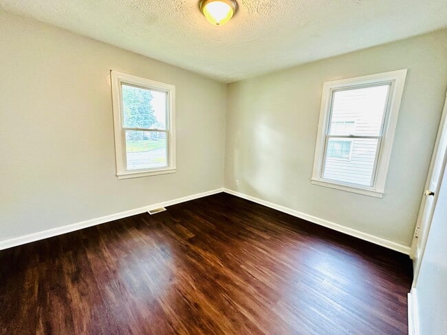 Building Photo - 2BR off Taylor Blvd with open floor plan n...