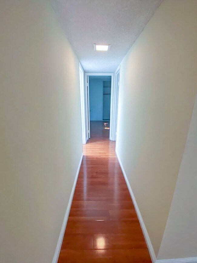 Building Photo - Welcome to this charming 3 bedroom, 2 bath...