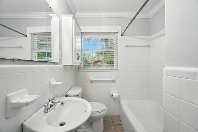 Building Photo - Perfect blend of Charm and Convenience!
