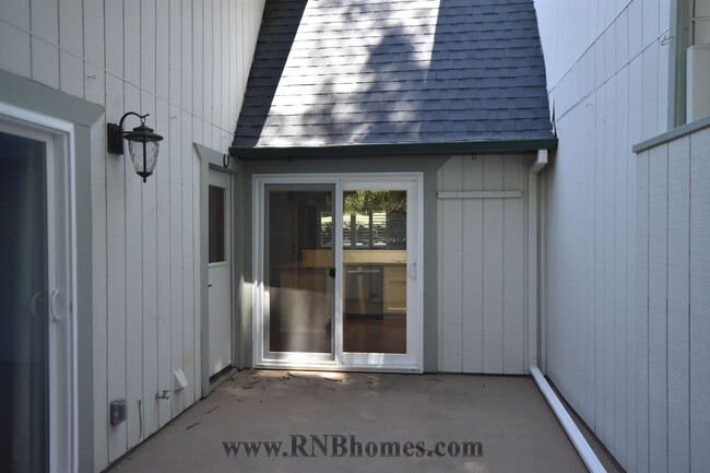Building Photo - 415 Sutton Pl