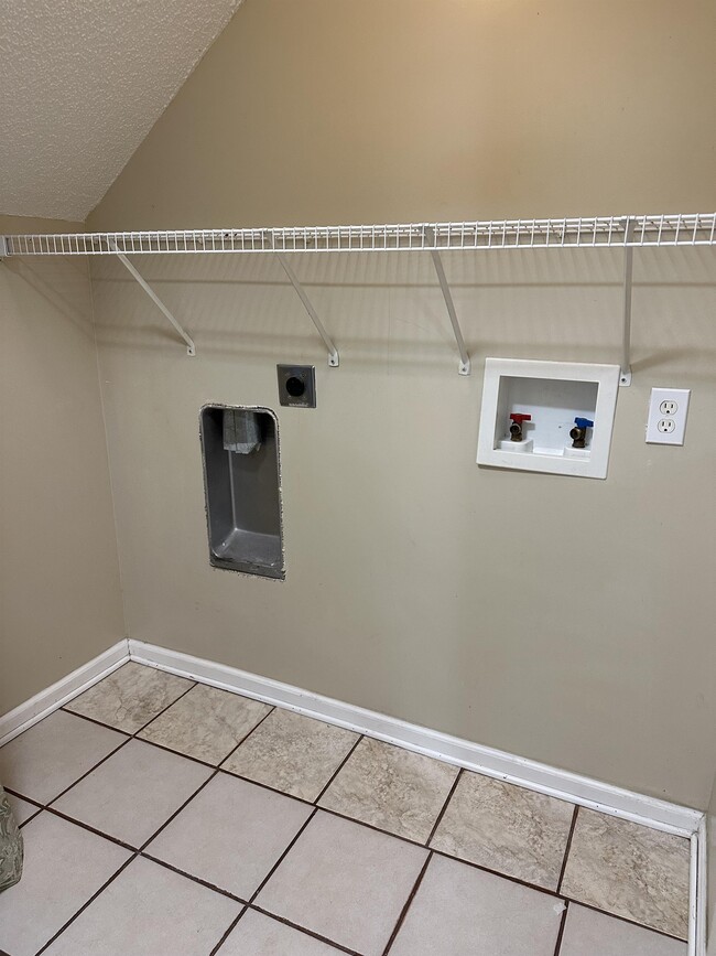 Building Photo - 160 Mills Run Dr