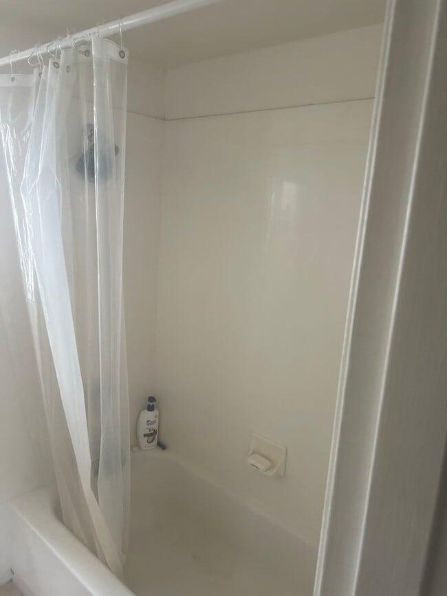 Building Photo - Move in now! 2 bed/ 1 bath