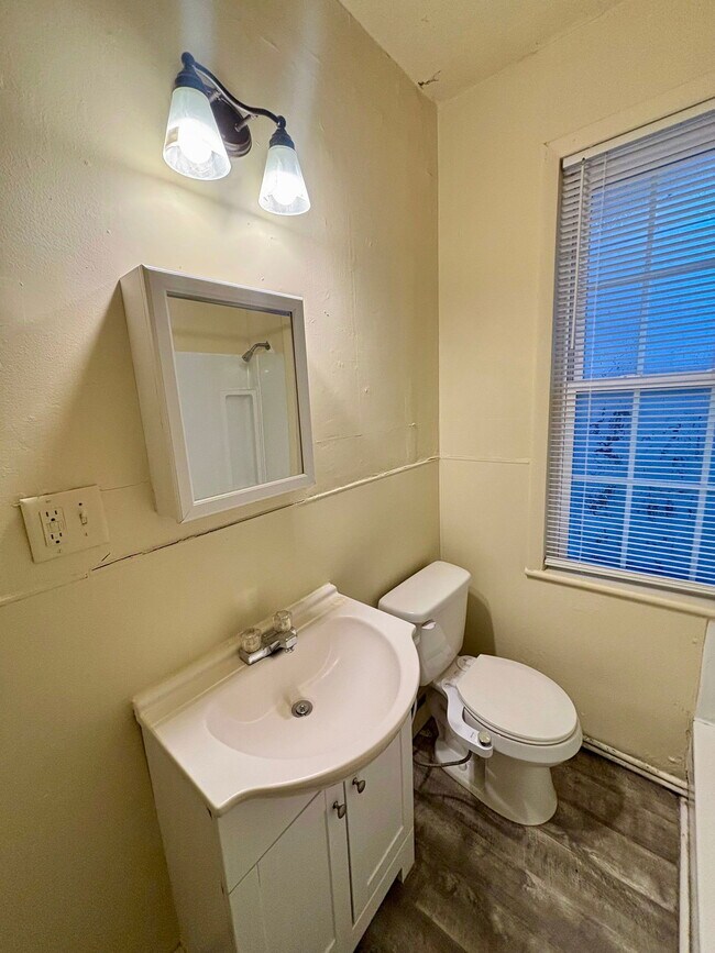 Building Photo - 690 Columbia Ave