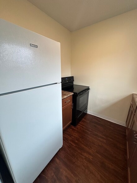 Kitchen - 5937 Oakwood Ave