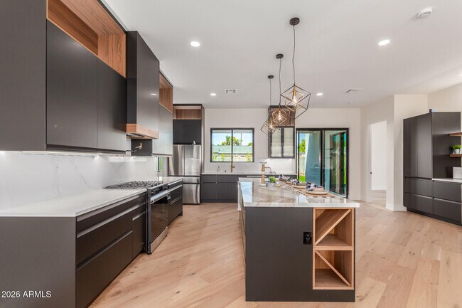 Building Photo - 3014 E Avalon Dr