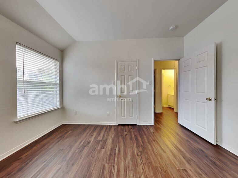 Building Photo - 1304 Carriage Ln