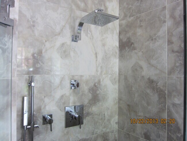 Master Bath-Lg Shower Stall - 6325 Winding Lake Dr