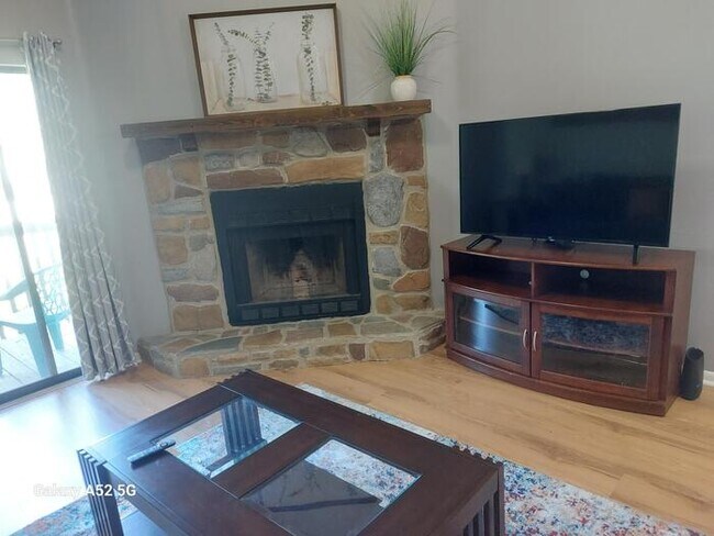Building Photo - Furnished montly rental