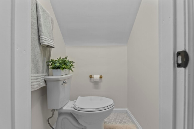 Building Photo - 549 Claymont Dr