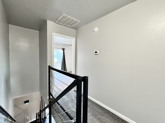 Building Photo - Freshly painted & Available NOW! Tri-Level...