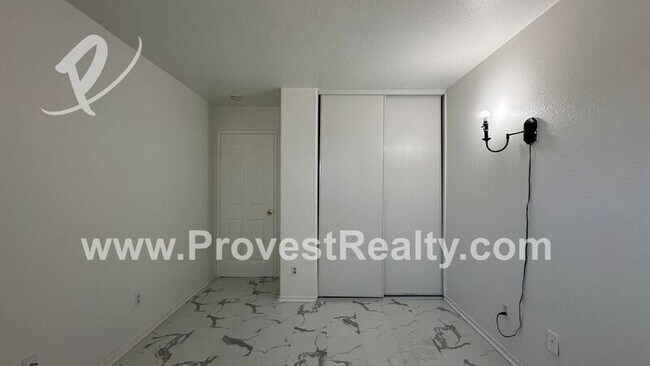 Building Photo - 15117 Stable Ln