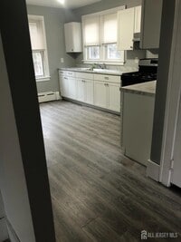Building Photo - 642 River Rd