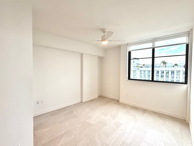 Building Photo - 1910 NW 1st Pl