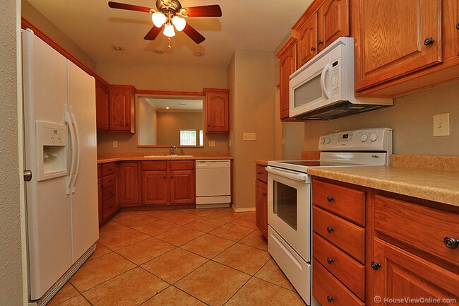 Building Photo - 1345/1347 Amblewood