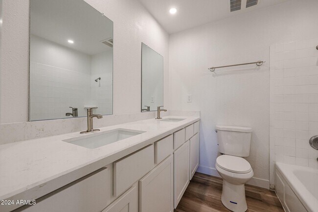 Building Photo - 4352 E Grovers Ave