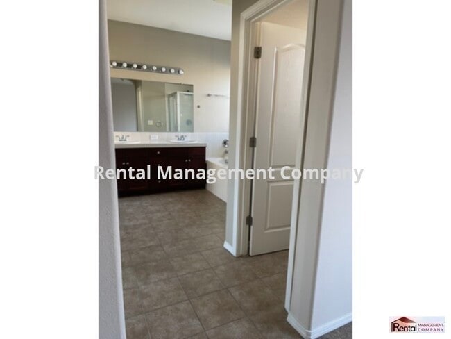Building Photo - gated community, large open kitchen great for entertaining