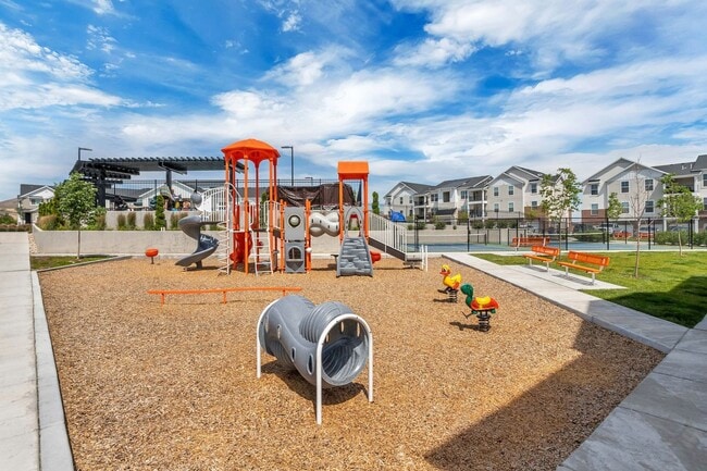 Building Photo - Dog Friendly Exchange Townhome