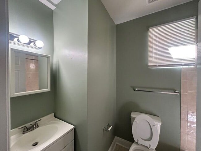 Building Photo - 2 Bedrooms PLUS DEN
