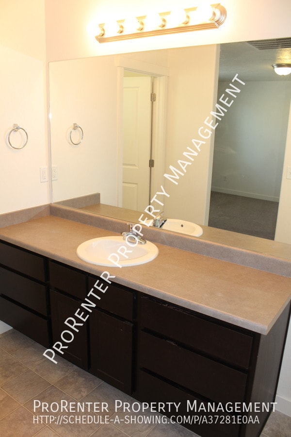 Building Photo - 1045 Stonehaven Dr