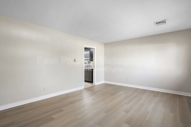 Building Photo - 11 N Fern Ave