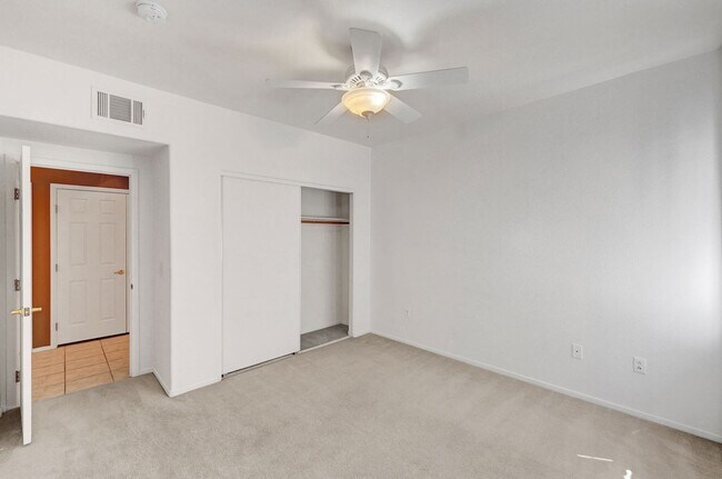 Building Photo - Great 2 bedroom 2 bathroom condo in gated community in Summerlin!