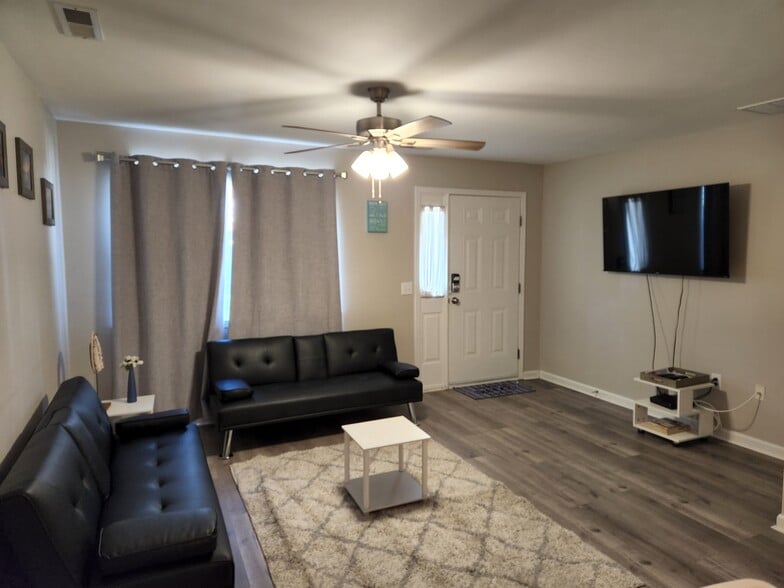 Family room - 614 3rd Ave S