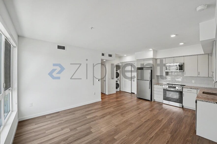 Building Photo - Unit 315