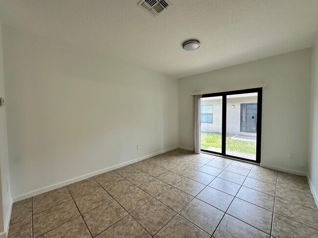 Building Photo - 1045 Villas LLC (1035 NE 10th Ave)