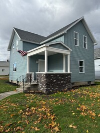 Building Photo - Beautiful 4 Bedroom 2 Full Bathroom Home