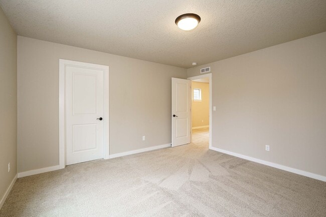 Building Photo - MASTER ON THE MAIN - 3 bedroom 2.5 bath - ...