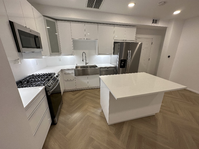 Building Photo - 1119 Poinsettia Dr