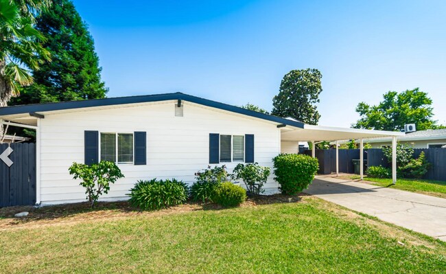 Building Photo - 4/2 + Detached Studio & Pool! One Property...