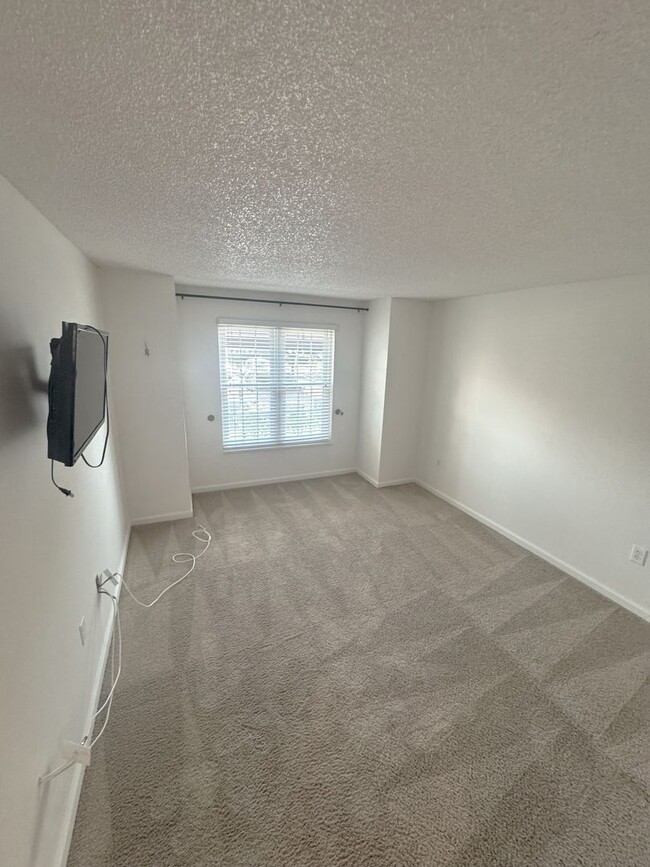 Building Photo - Beautiful Condo in the Fountains near beaches