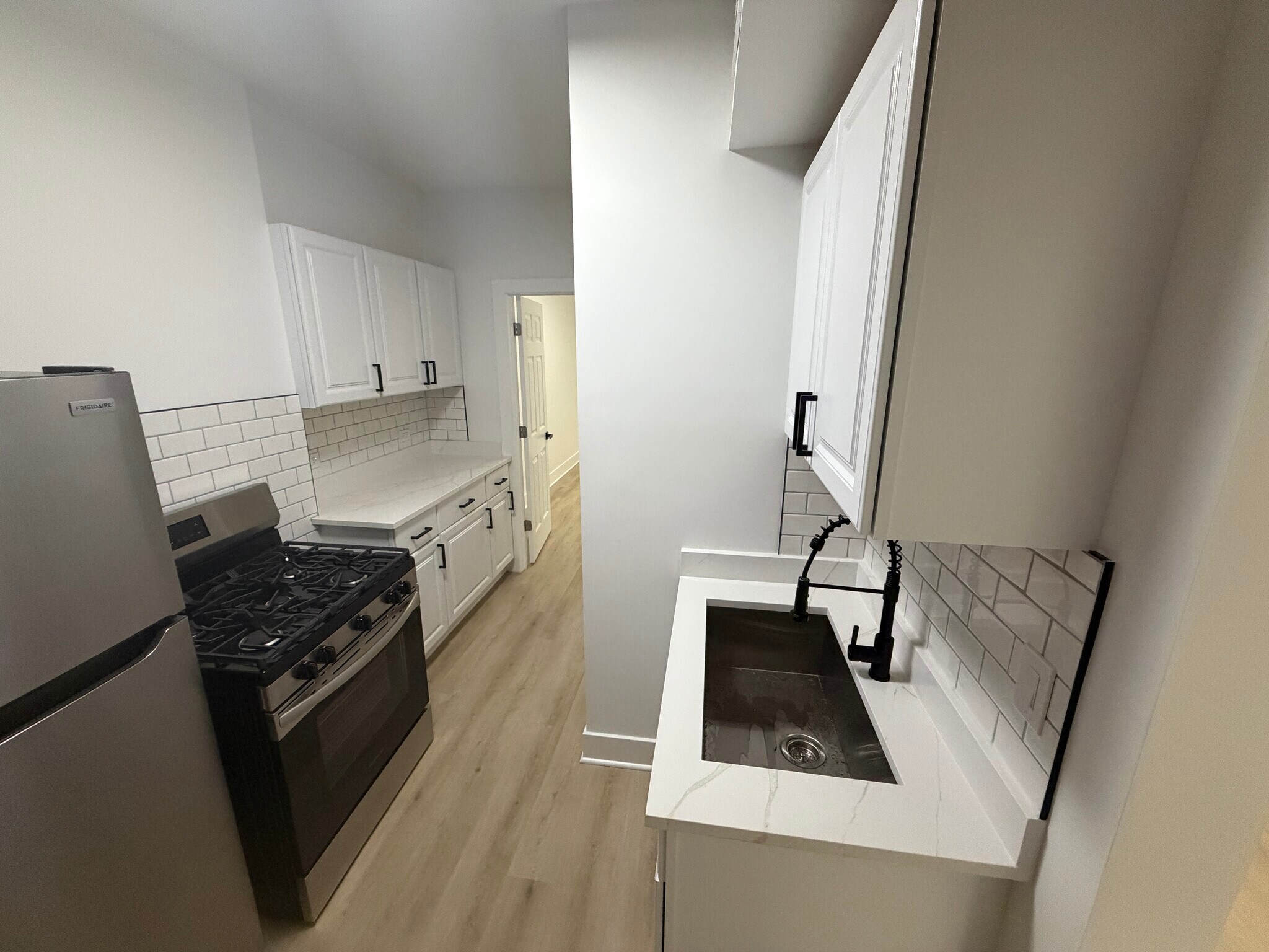 Kitchen - 3049 W Berteau Ave