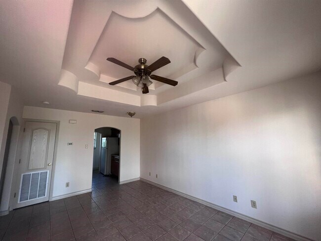 Building Photo - 419 W Eistetter St