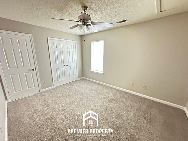 Building Photo - Beautiful 3BR/2BA Near Southwind | Soaring Vaulted Ceilings, Fireplace & Quiet Cove