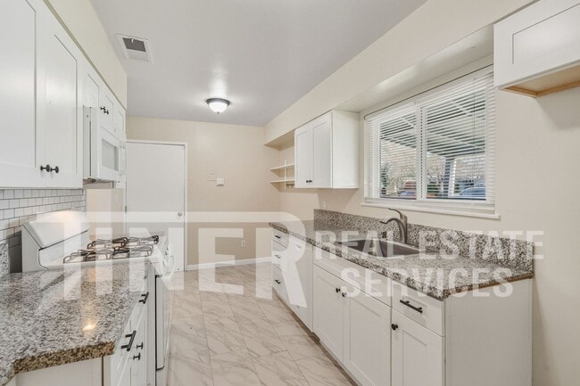 Building Photo - 1309 Shadowglen Rd